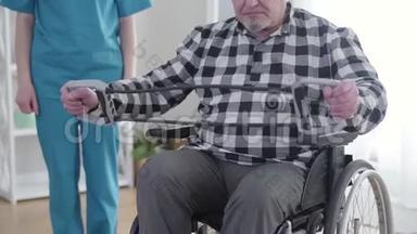 坐在轮椅上的一位白发苍苍的白种人，<strong>作为</strong>一名职业护士站在